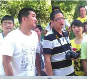 左一的白衣男子为疑似打人者。