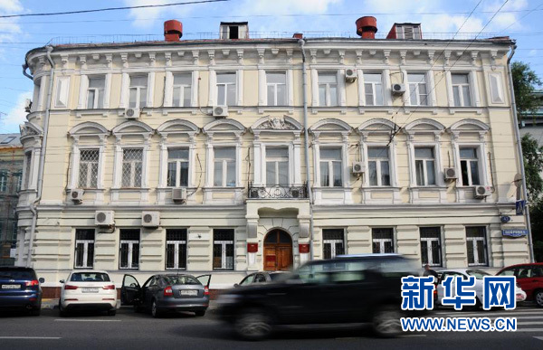  7月16日，在俄罗斯首都莫斯科，车辆驶过俄罗斯联邦移民局。美国“棱镜门”事件揭秘者斯诺登16日正式向俄罗斯提出临时政治避难申请。俄罗斯知名律师阿纳托利·库切列纳16日告诉俄媒体，斯诺登当天已向设在莫斯科谢列梅捷沃机场的俄移民机构正式提交临时政治避难申请。库切列纳说，他在机场中转区帮助斯诺登填完这份申请，并将其交给移民部门。新华社记者丁渊摄