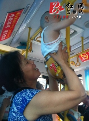 【湘潭公交乱象】危险！莫将公交车当“游乐场”