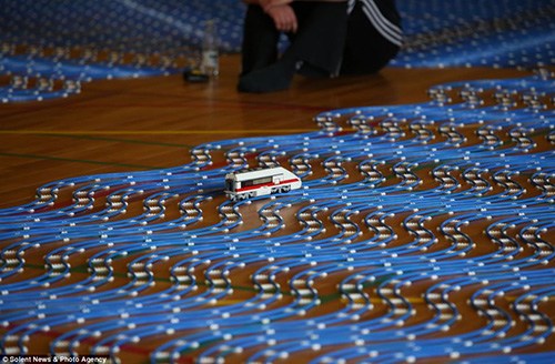 他在清理房间时发现了老乐高火车头，从而萌生了这个想法。