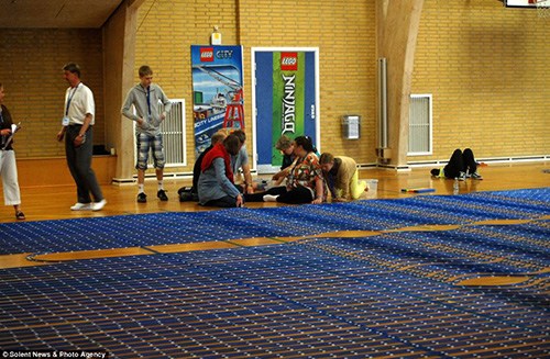 玩具火车要花费3个小时以上才能跑完一圈。