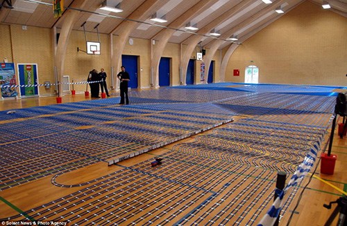 经过18个月的精心规划铁道终于在丹麦的一个大厅通车。