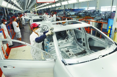 7月16日,在长沙经济技术开发区广汽菲亚特汽车有限公司焊接车间,工人在生产高强度车身。