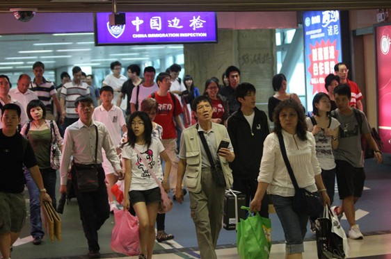 图：近几年广东已出现符合赴港定居条件的申请人放弃申请，已领单程证者宁愿“回流”等现象。来源 香港《大公报》