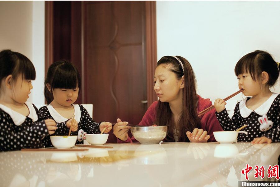 癌症母亲与她的三胞胎女儿(组图)