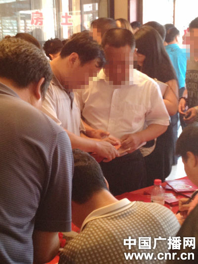 沽源县镇党委书记为女儿办豪华婚礼 随礼进账百万