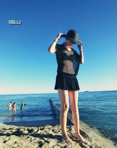 高晓松老婆徐珊珊美艳度假照。