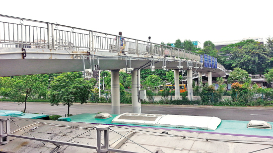 桥两侧各安装有9个摄像头