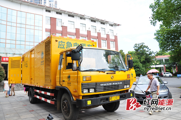 应急电源车在故障导致停电30分钟后给天台山庄供上照明电。