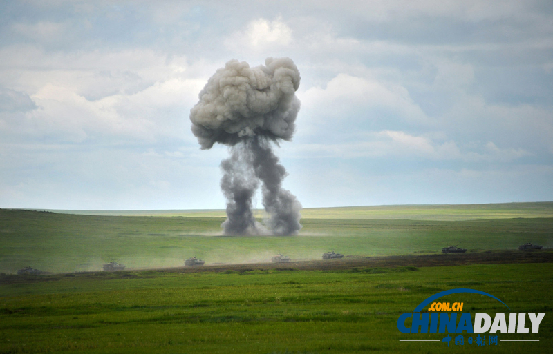 俄罗斯举行最大规模军演 普京乘直升机继续观看(组图)