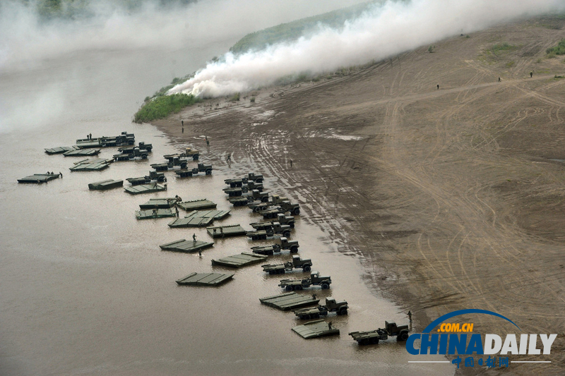 俄罗斯举行最大规模军演 普京乘直升机继续观看(组图)