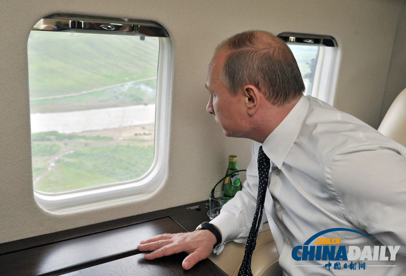 俄罗斯举行最大规模军演 普京乘直升机继续观看(组图)