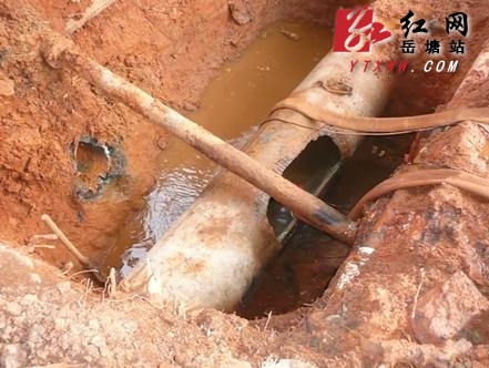 被腐蚀爆裂的水管