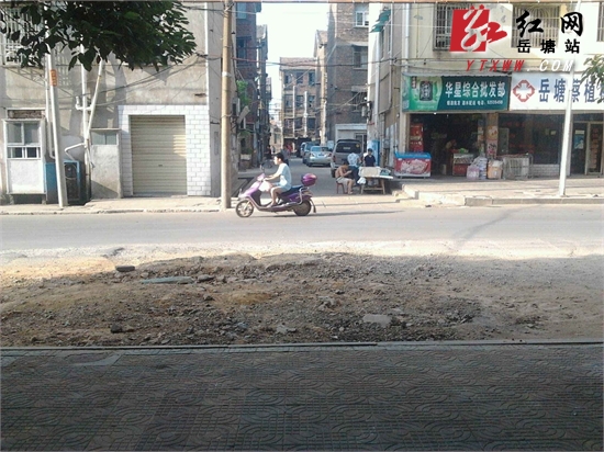 板马路现“阴阳脸”,急需相关部门“整整容”