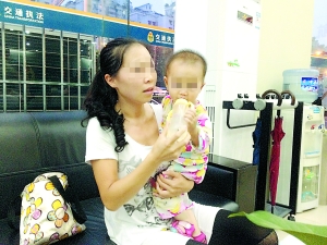 “粗心妈妈”抱着孩子