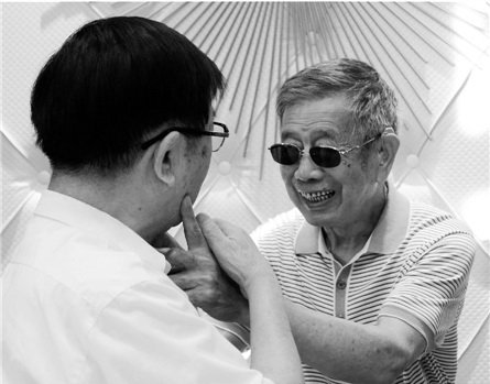 张廷鹏(左)与夏良哲(右)68年后再相聚