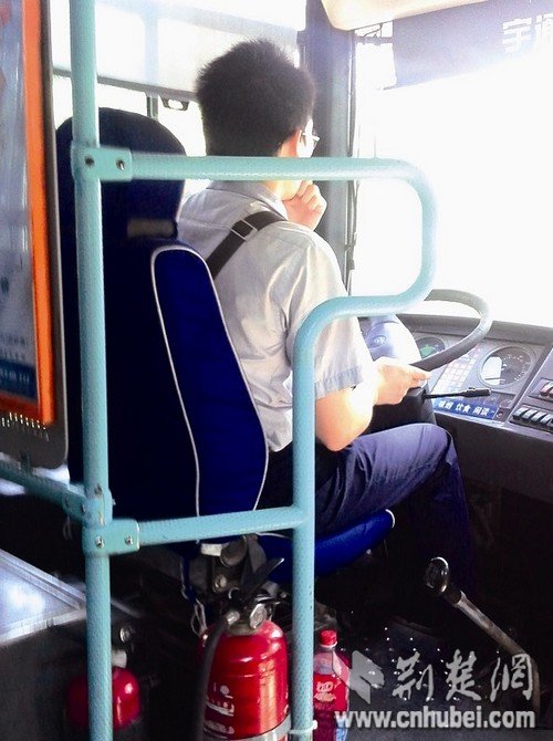 公交司机开车时嗑瓜子 乘客投诉接线员笑场(图)