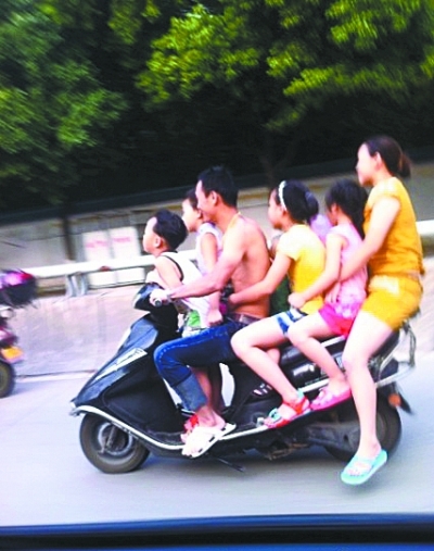 新浪微博@喜剧女王围脖：电动车坐这么多人，对小孩不负责任。