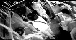 色狼公交车上动手动脚 被乘客制服后跪地求饶