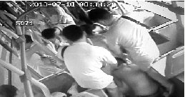 色狼公交车上动手动脚 被乘客制服后跪地求饶
