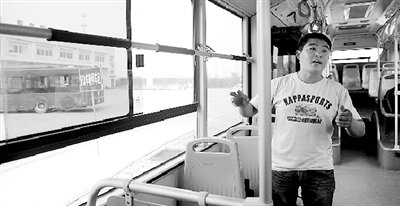 色狼公交车上动手动脚 被乘客制服后跪地求饶