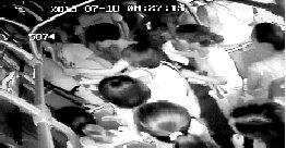 色狼公交车上动手动脚 被乘客制服后跪地求饶