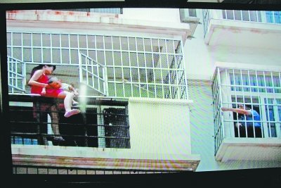 女子被疑有外遇遭丈夫掌掴 抱幼子欲跳楼证清白