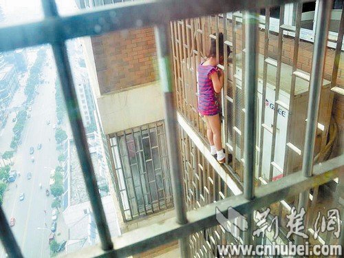 五岁女童被卡24楼防盗网 男子托举救人悄然离开