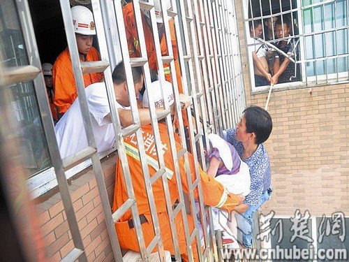 五岁女童被卡24楼防盗网 男子托举救人悄然离开