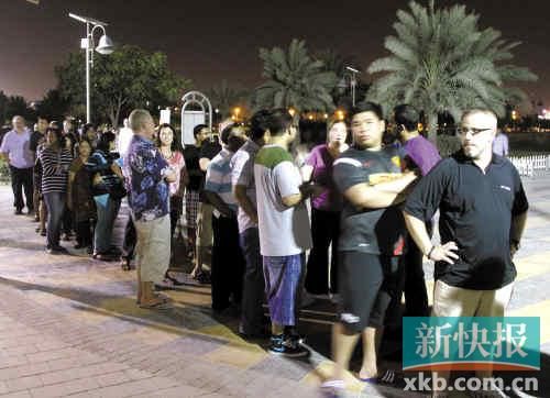 ■参与者排长队争相报名。新华社发