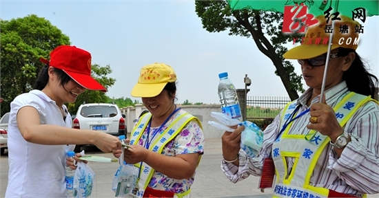 岳塘青年志愿者为环卫工作者送上“清凉礼包”