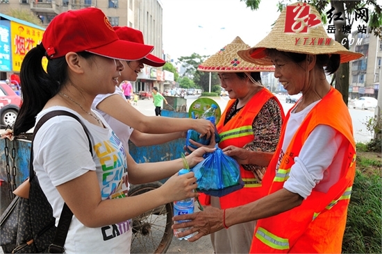 岳塘青年志愿者为环卫工作者送上“清凉礼包”