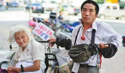 男子患脑梗塞后仍每天带病母出门卖货不接受施舍