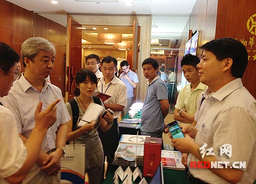 参会领导巡视部分电子信息企业产品展。