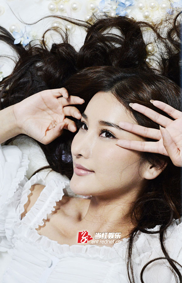 张子瑄长发散落楚楚动人