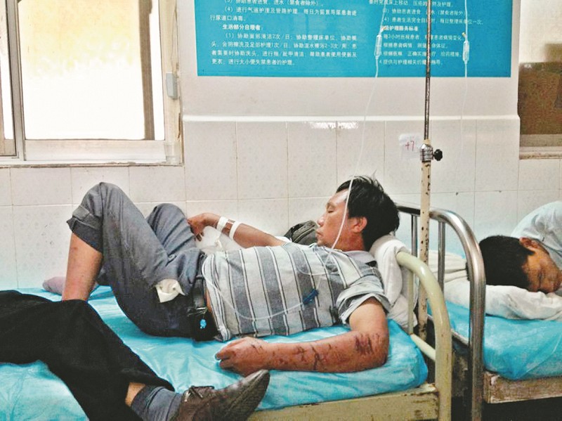 图为：伤员正在武当山特区医院接受治疗