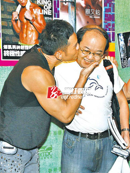 顾又铭激吻前来购书的大叔