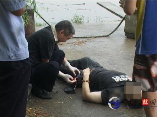 南京秦淮河岸边一男子割腕自杀 场面惨烈(图)