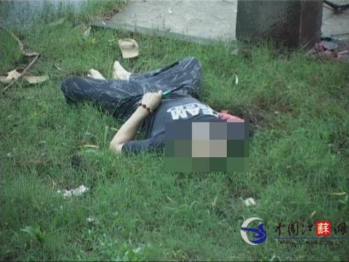 南京秦淮河岸边一男子割腕自杀 场面惨烈(图)