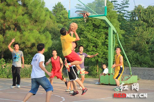师大志愿者赴祁阳暑期实践团与镇领导进行篮球比赛