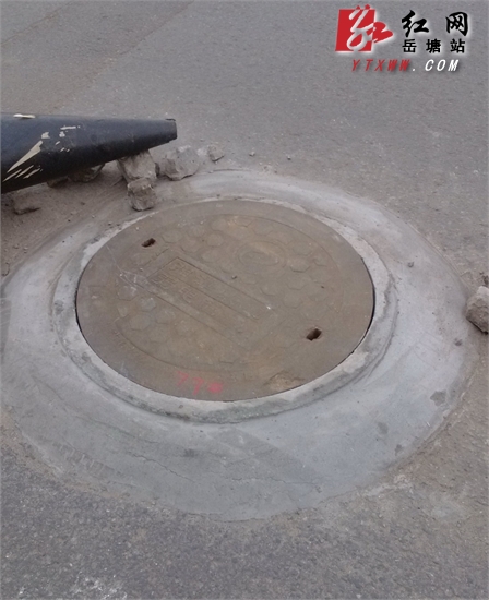 板塘铺货运东站公交站旁一下水道井盖深陷约50厘米（续）：已修复好