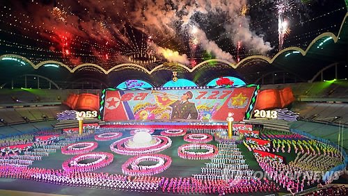 朝鲜上演大型集体操“阿里郎”歌颂金正日（图）