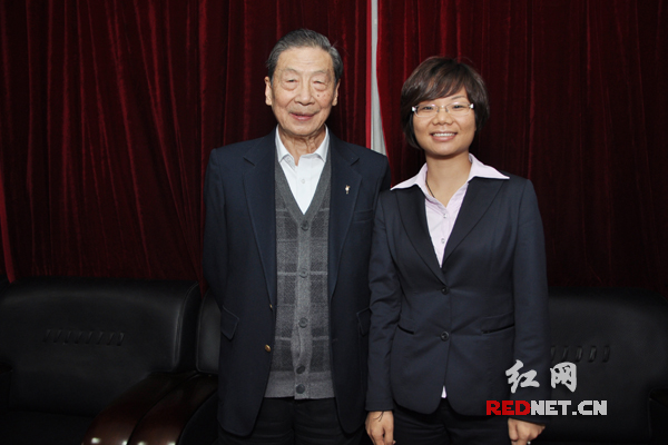 湖南江南集团副总裁周春玲[右]与中国著名经济学家茅于轼[左]合影。