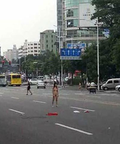 [<em>视频</em>]曝东莞街头情侣吵架 女子脱光衣服裸奔_