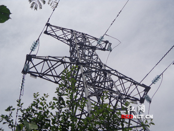 永顺县新建的35千伏杨泽线的铁塔架设。