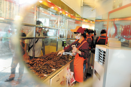 中小商贸企业与民众生活息息相关。长沙市中小商贸流通企业公共服务平台,旨在成为中小商贸企业的帮手和推手。<图为特色湘味小店>