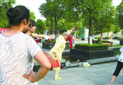 [视频]尼姑广场跳健身舞惹围观