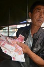 果农半小时卖掉50箱水果 收到3200元全是假钞