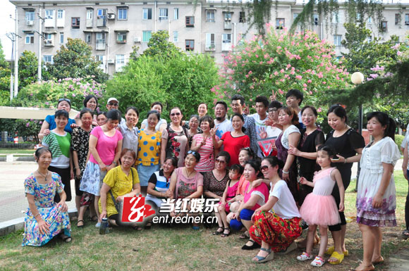 快男与社区民众合影