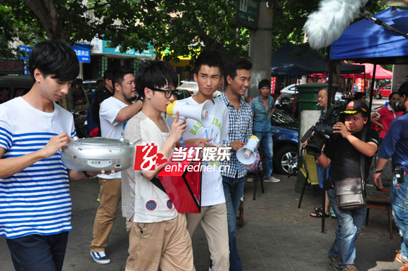 社区组在收集唇印卡